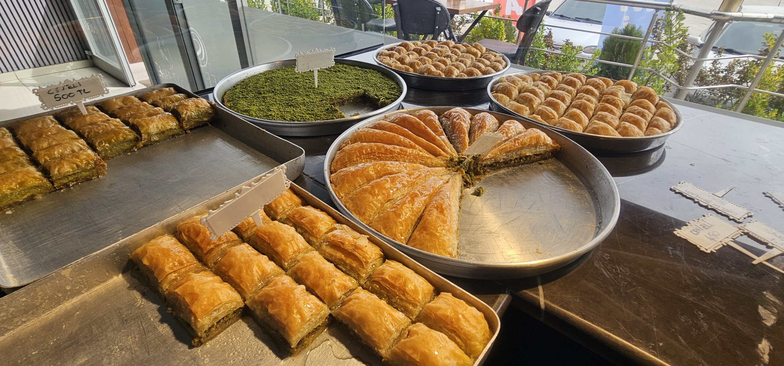 Afyonkarahisar’ın ünlü tatlı ustalarından Baklavacı Süleyman Kayacan, yaklaşan Ramazan Bayramı