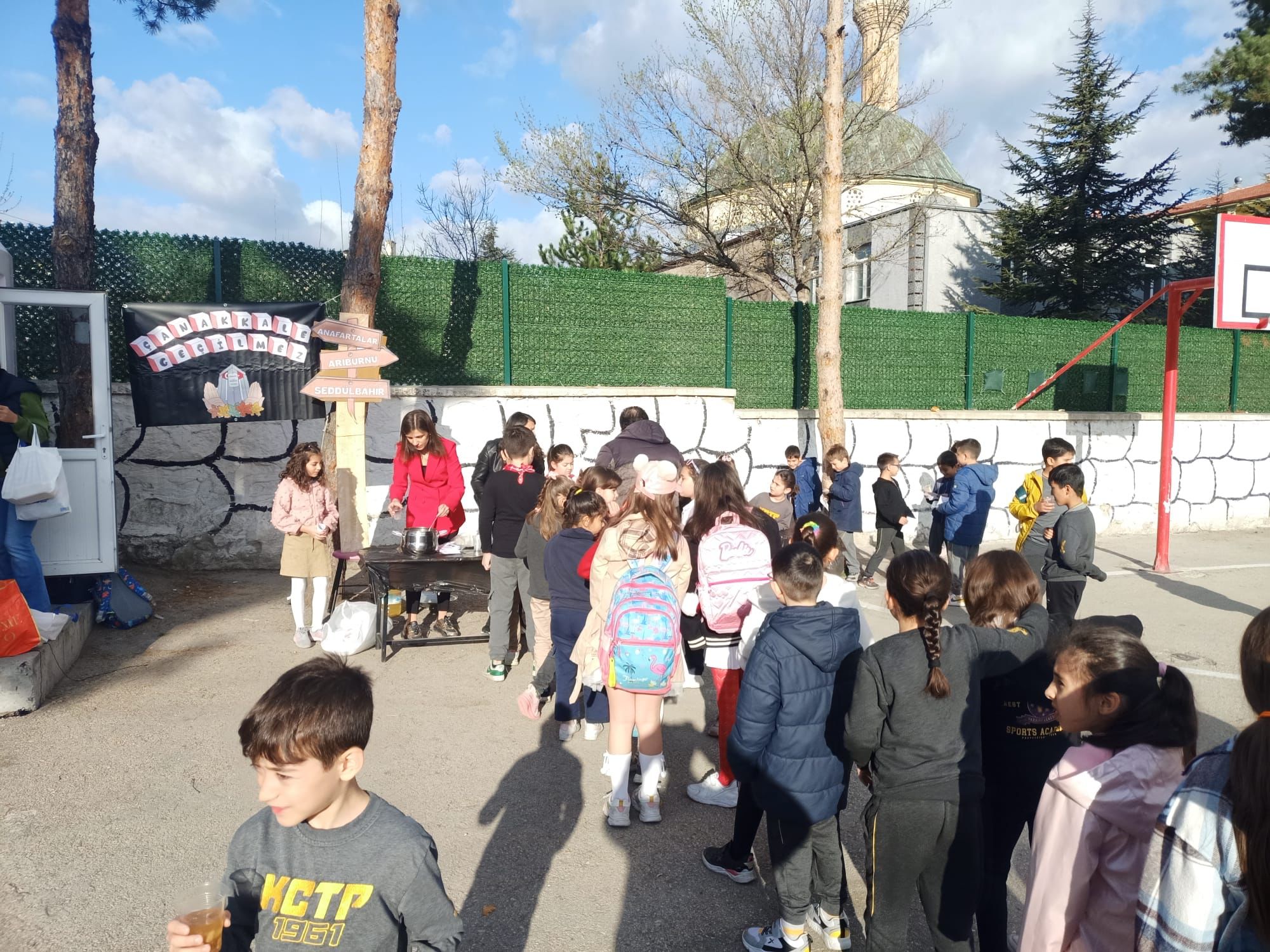 Afyonkarahisar Kocatepe İlkokulu’nda gerçekleştirilen etkinlikte sabah okula gelen öğrencileri Çanakkale’deki