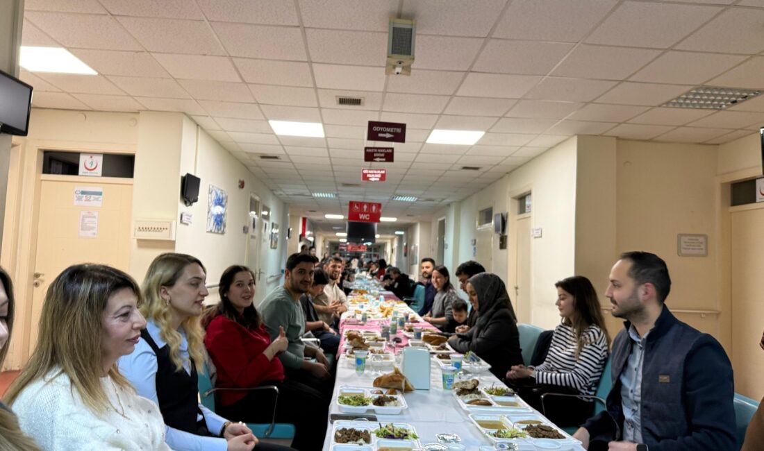 Emirdağ Belediye Başkan Yardımcısı Mehmet Emin Kalender, sağlık çalışanlarıyla iftar