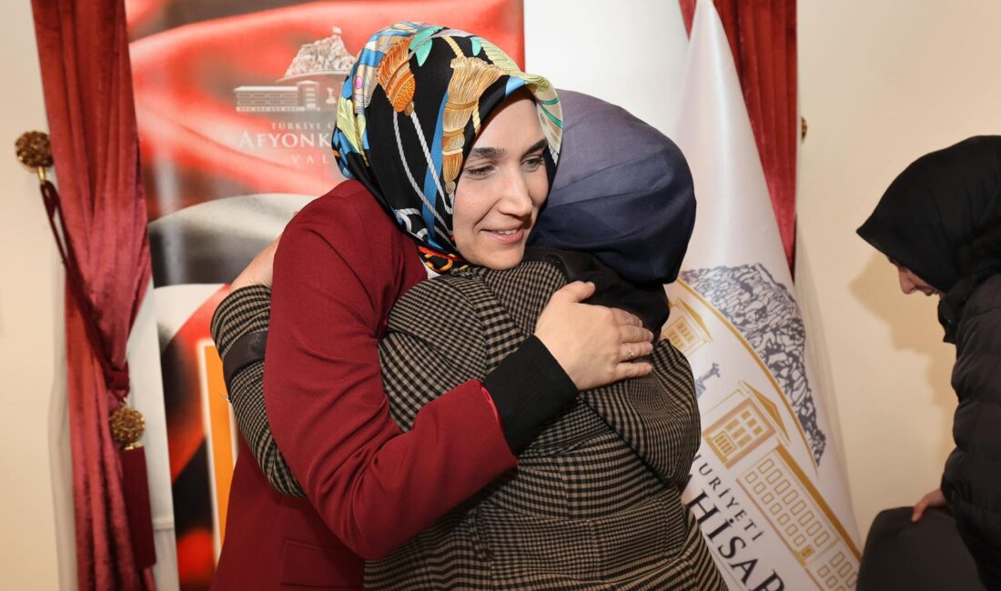 Vali Yiğitbaşı, vatandaşları dinliyor Afyonkarahisar Valisi Doç. Dr. Kübra Güran Yiğitbaşı, Açık Kapı Müdürlüğünde