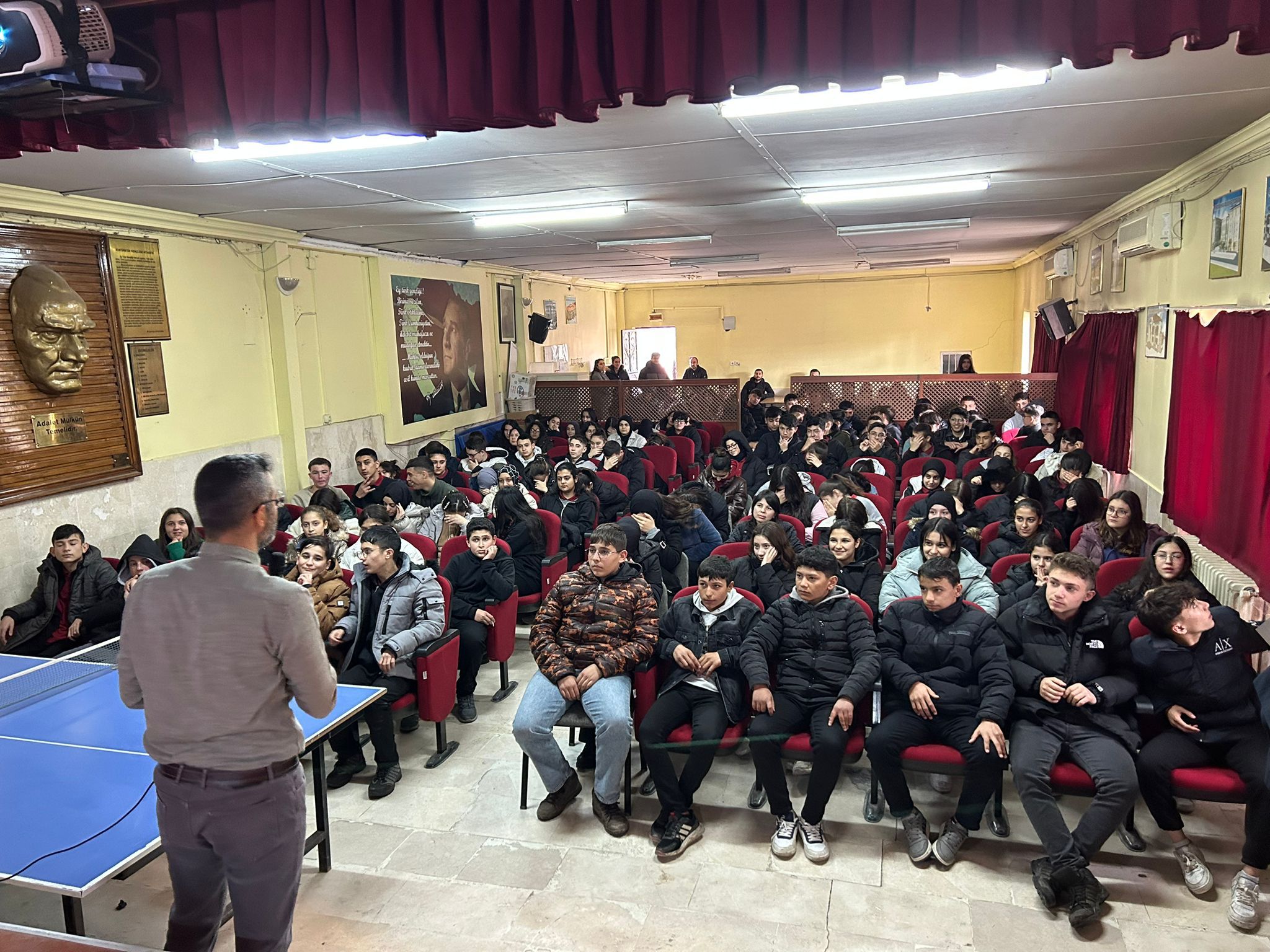 Yeşilay Afyonkarahisar Şubesi tarafından kentteki 14 lisede yaklaşık 3 bin öğrenciye bağımlılık