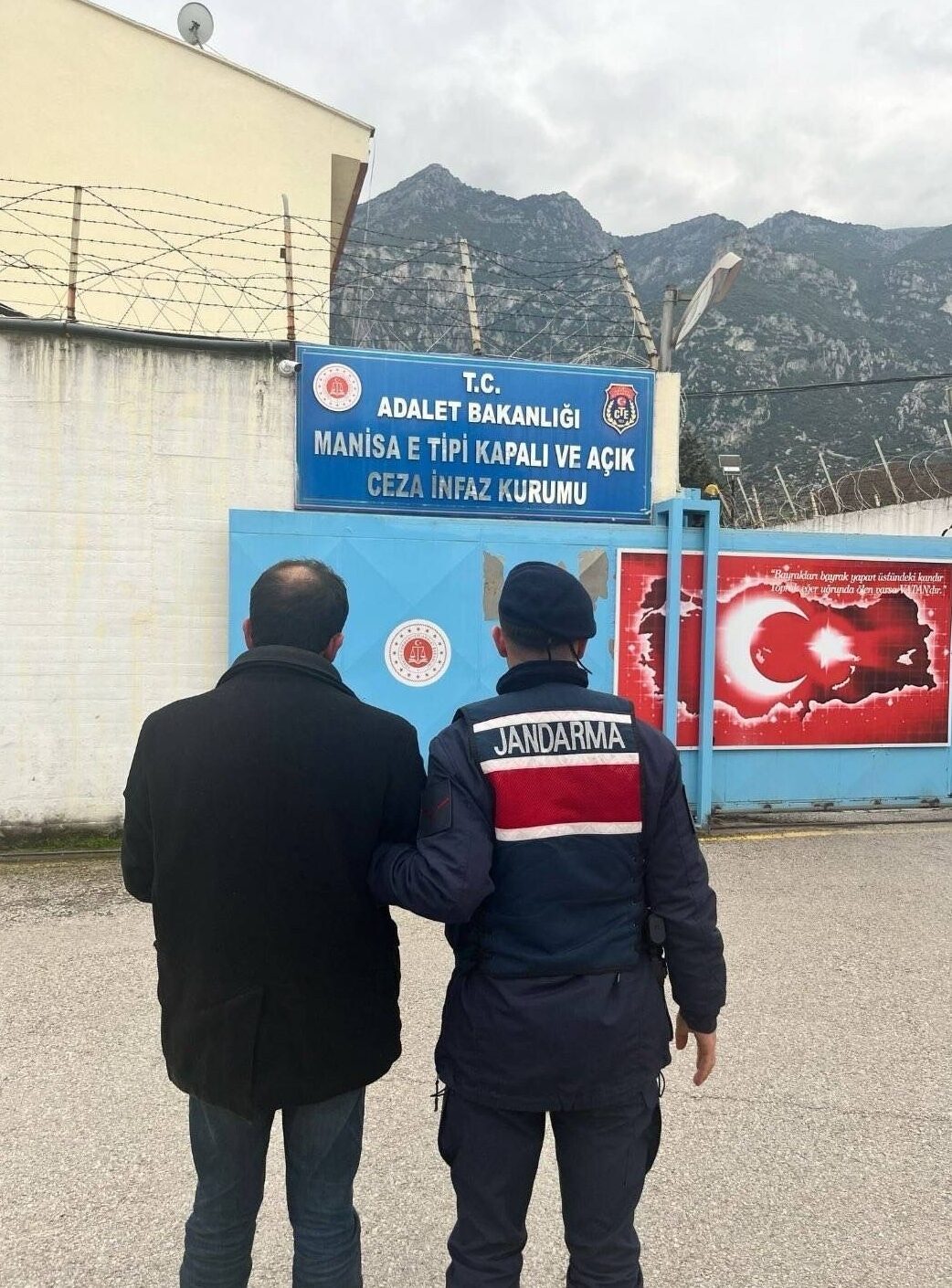 Manisa'nın Yunusemre ilçesinde, 21 ayrı suçtan aranan, hakkında 12 yıl