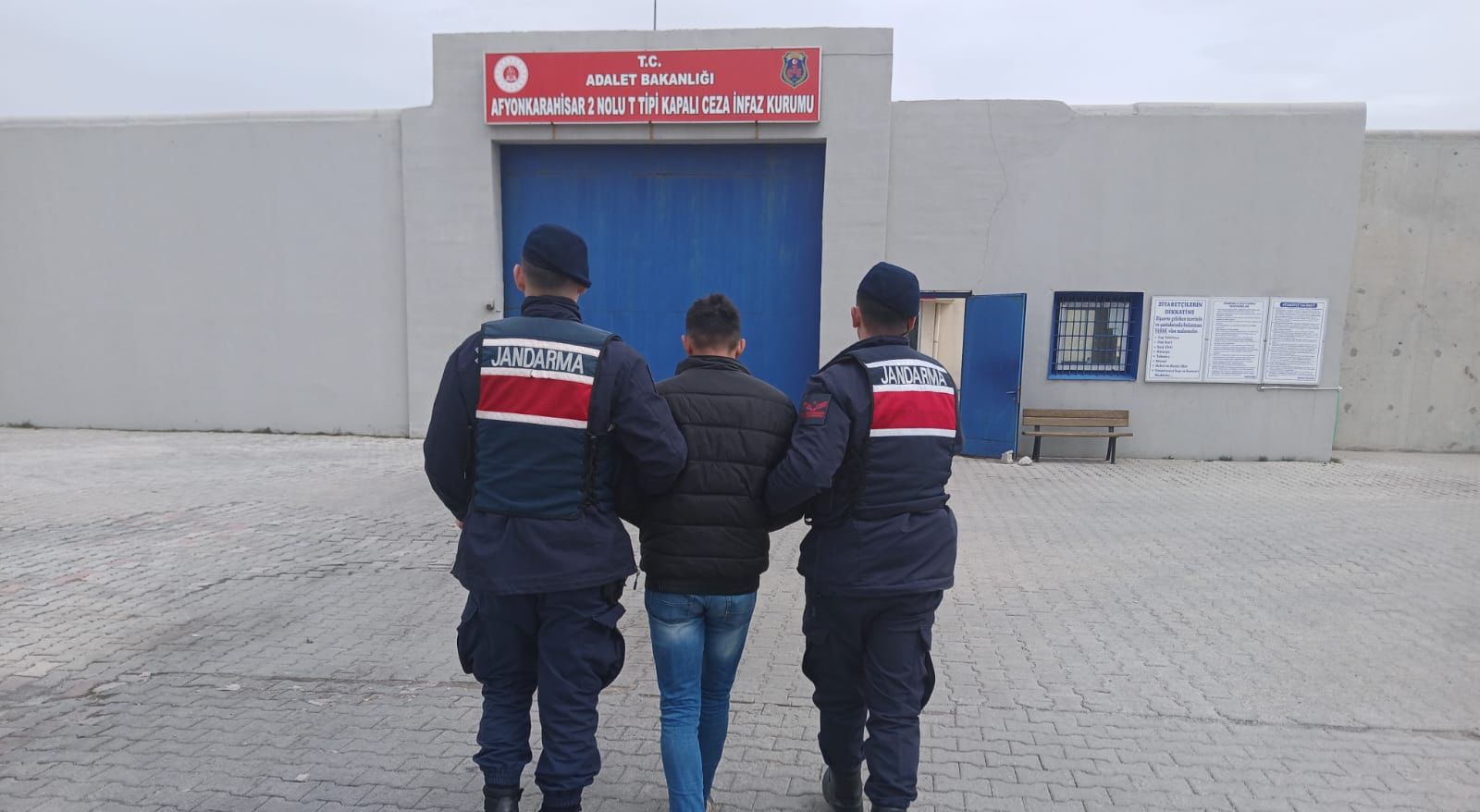 Afyonkarahisar İl Jandarma Komutanlığı, aranan şahısların yakalanmasına yönelik yaptığı titiz