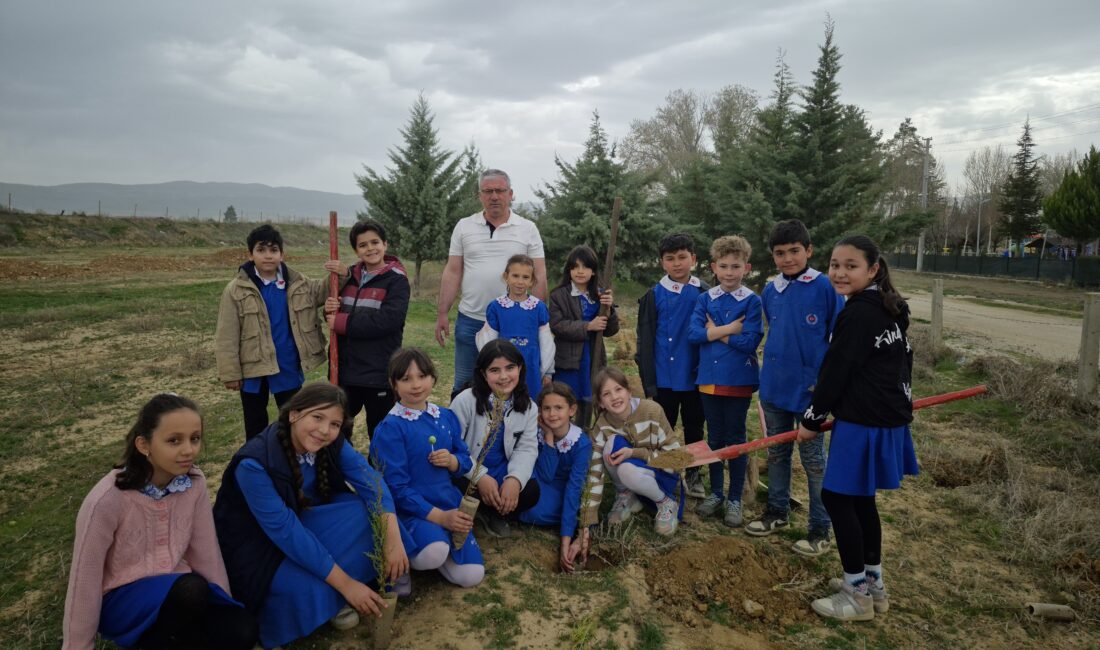 Başmakçı ilçesinde ilkokul öğrencileri fidan dikme etkinliğine katıldı.
