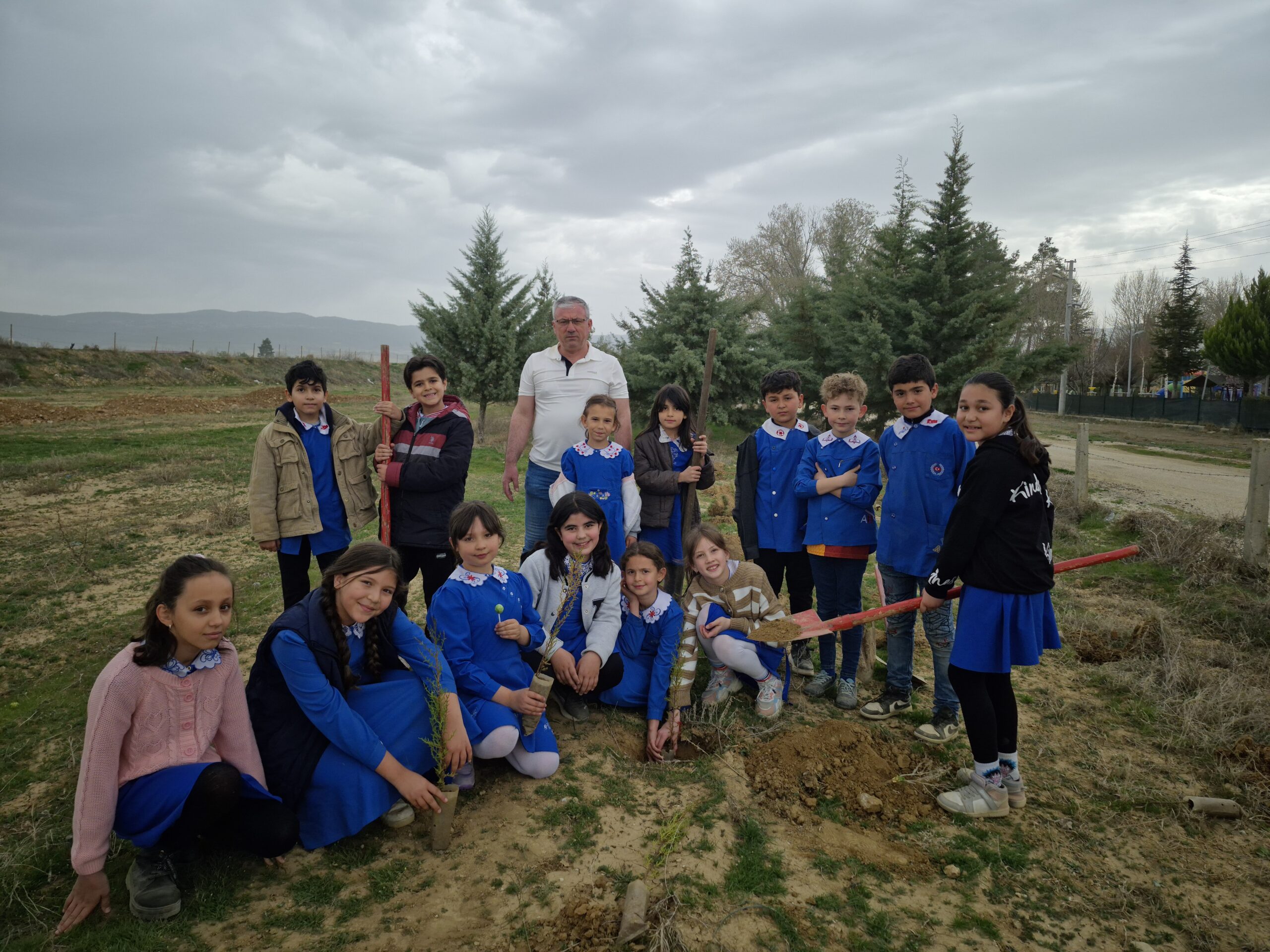 Başmakçı ilçesinde ilkokul öğrencileri fidan dikme etkinliğine katıldı.