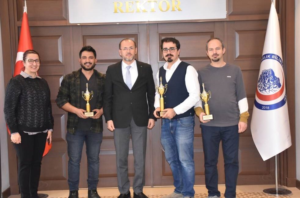 AFSÜ personeli spor turnuvalarında dereceye giren personeller, kupalarını AFSÜ Rektörü