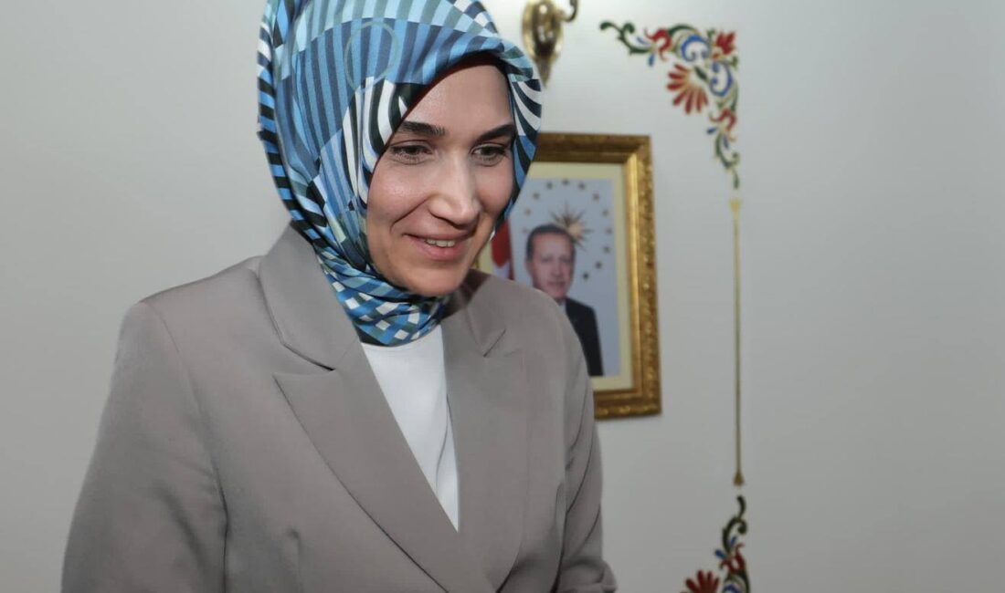 Valilik personeli, Afyonkarahisar Valisi Doç. Kübra Güran Yiğitbaşı'na sürpriz bir