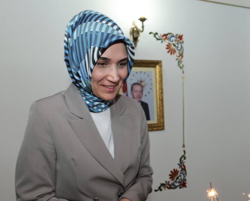 Valilik personeli, Afyonkarahisar Valisi Doç. Kübra Güran Yiğitbaşı'na sürpriz bir