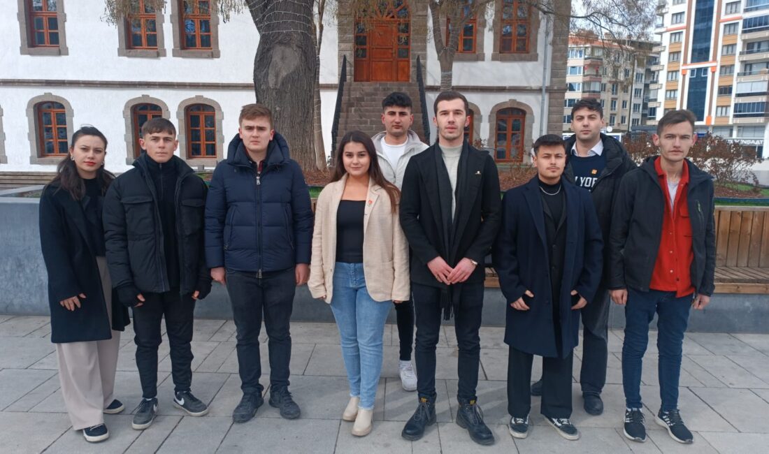 “Direnen tüm kadınların yanındayız” Cumhuriyet Halk Partisi (CHP) İl Gençlik Kolları Başkanı Tufan Akbulut,