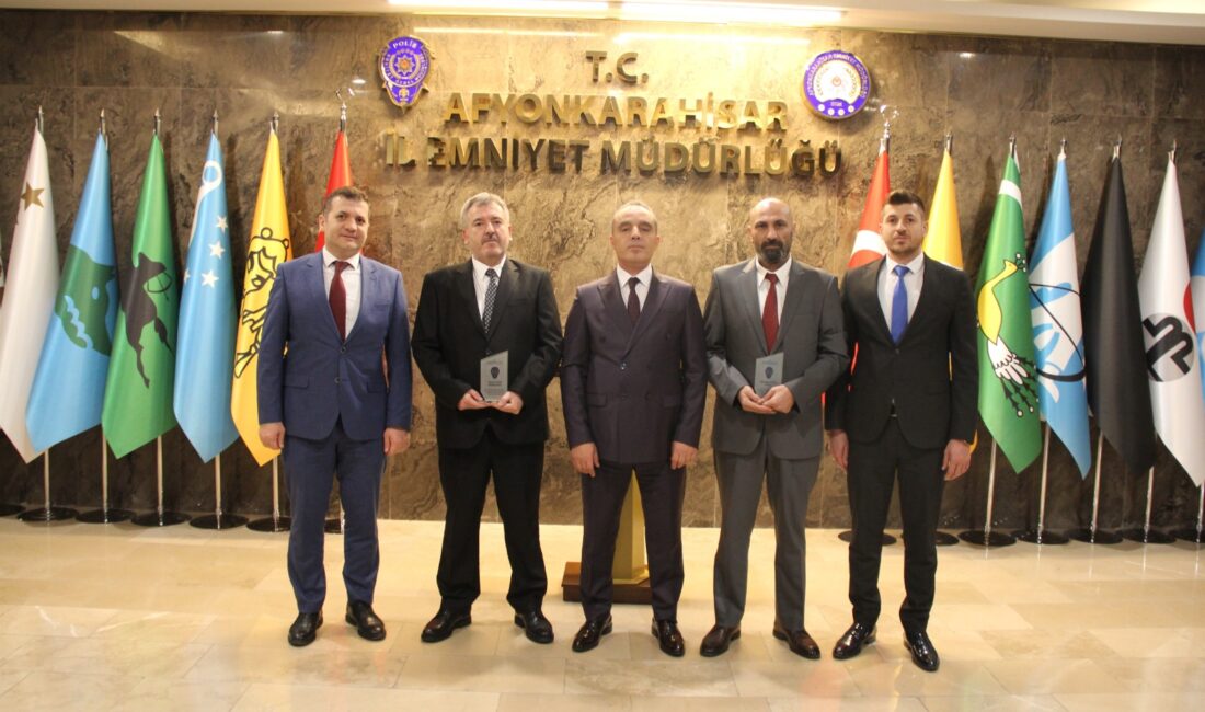 Emekli olan personele plaket Afyonkarahisar İl Emniyet Müdürü Ahmet Birtan Erol, emekliye ayrılan Kıdemli