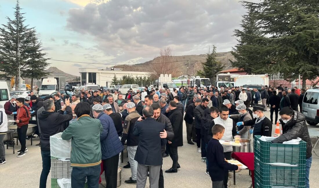 Erkmen Belediye Başkanlığı’ndan gelenekselleşen iftar yemeği belediye hizmet binası önünde