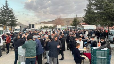 Erkmen Belediye Başkanlığı’ndan gelenekselleşen iftar yemeği belediye hizmet binası önünde