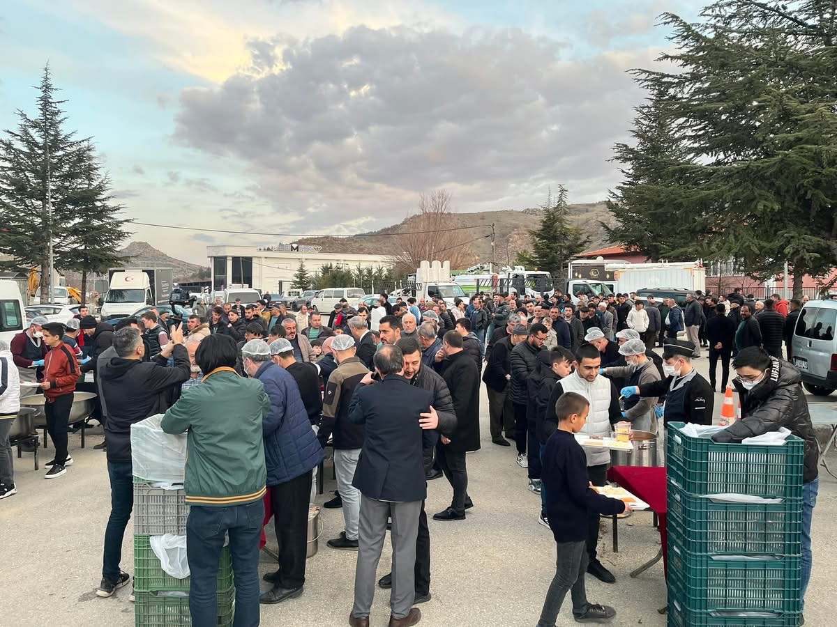 Erkmen Belediye Başkanlığı’ndan gelenekselleşen iftar yemeği belediye hizmet binası önünde
