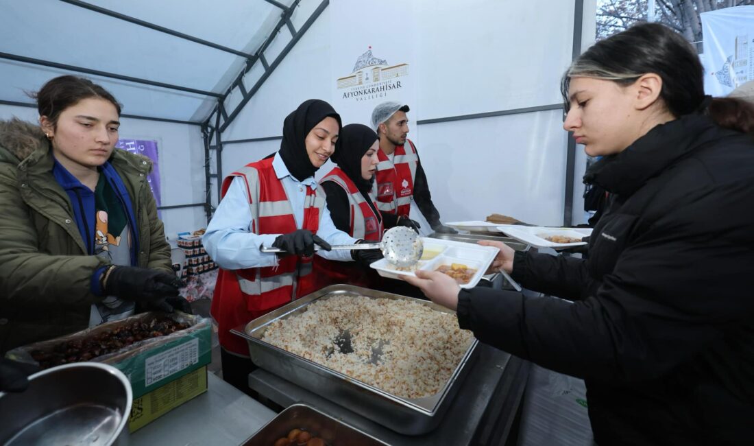 Ramazan’ın bereketini ve paylaşmanın sıcaklığını hissettiren iftar sofraları, Afyonkarahisar Valiliği’nin