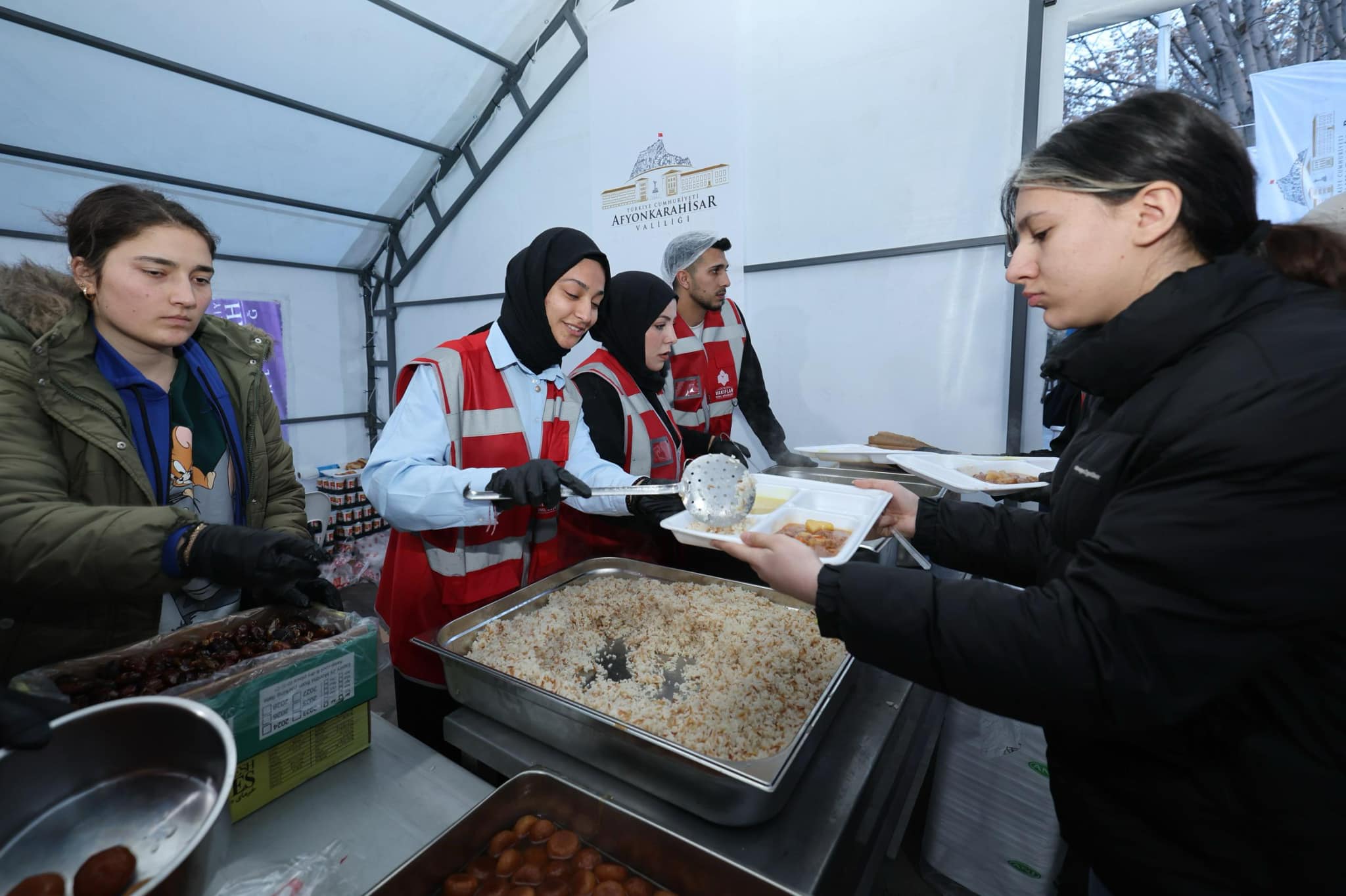 Ramazan’ın bereketini ve paylaşmanın sıcaklığını hissettiren iftar sofraları, Afyonkarahisar Valiliği’nin