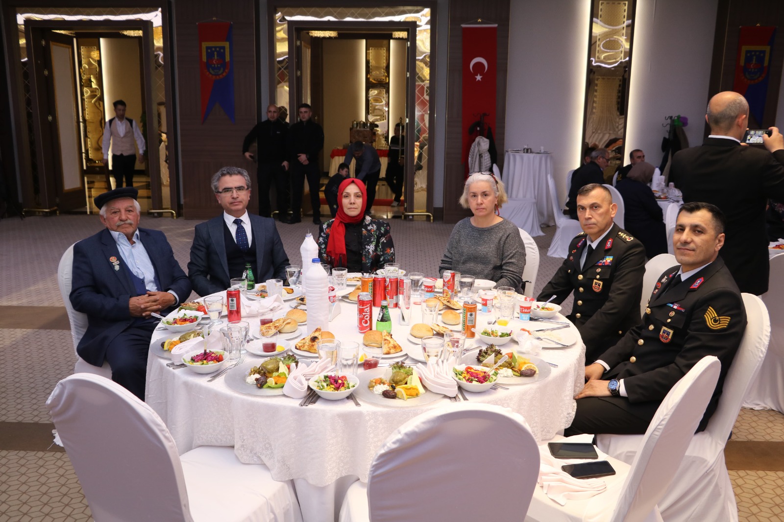 İl Jandarma Komutanlığı şehit aileleri ve gazilerle iftarda buluştu 