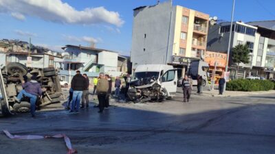 İzmir'in Karabağlar ilçesinde 3 aracın karıştığı trafik kazası güvenlik kamerasınca