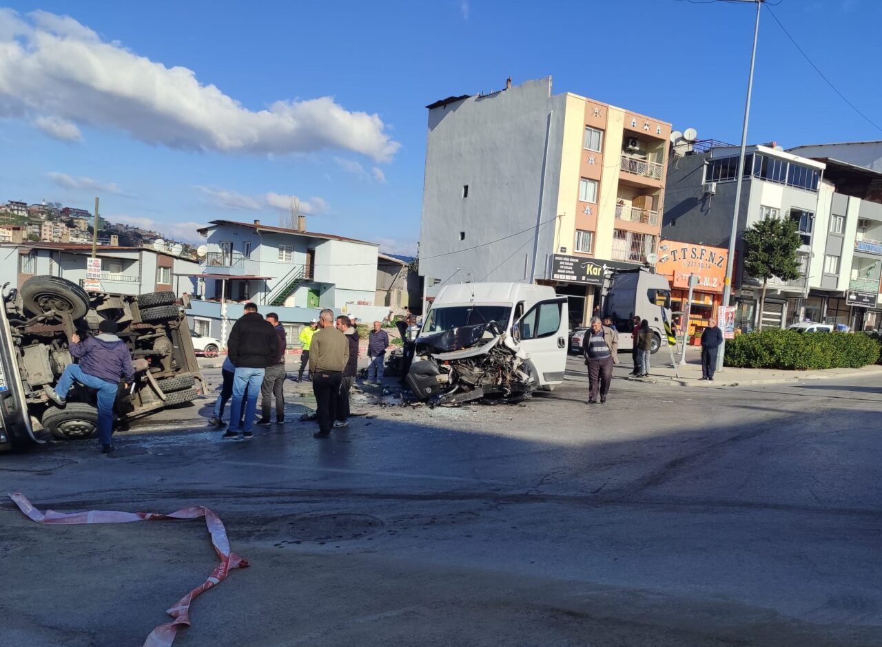 İzmir'in Karabağlar ilçesinde 3 aracın karıştığı trafik kazası güvenlik kamerasınca