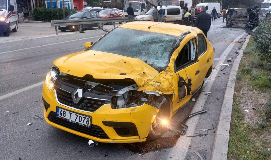 Muğla'nın Bodrum ilçesinde 3 aracın karıştığı kazada 2 kişi yaralandı.