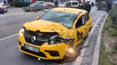 Muğla'nın Bodrum ilçesinde 3 aracın karıştığı kazada 2 kişi yaralandı.