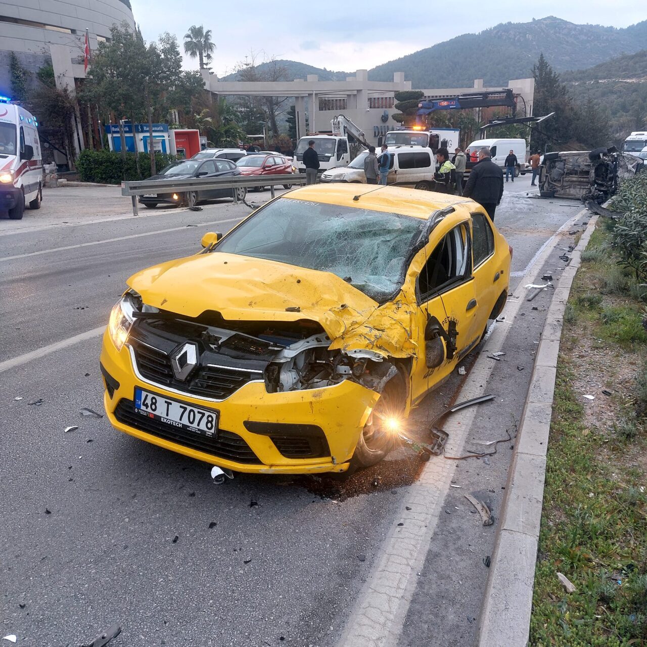 Muğla'nın Bodrum ilçesinde 3 aracın karıştığı kazada 2 kişi yaralandı.