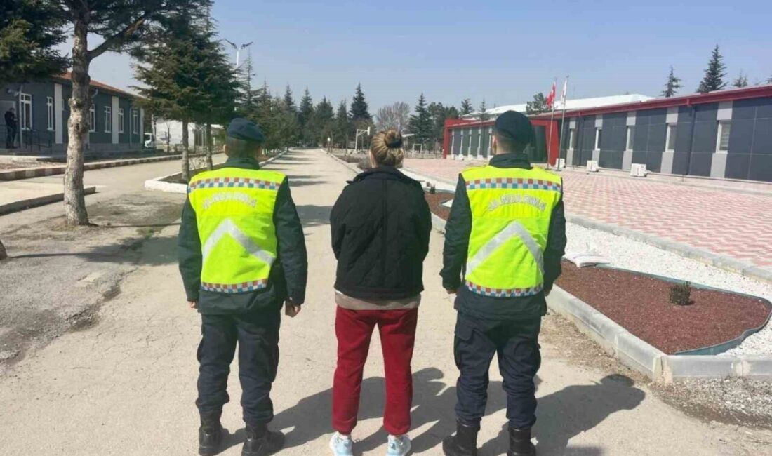 Afyonkarahisar’da 3 yıl hapis cezasıyla aranan şahıs jandarmanın takibi sonrası