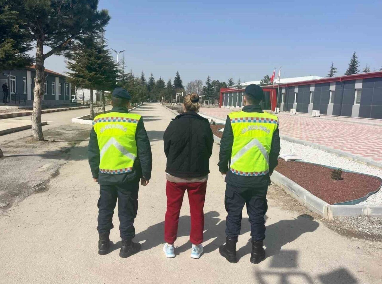 Afyonkarahisar’da 3 yıl hapis cezasıyla aranan şahıs jandarmanın takibi sonrası