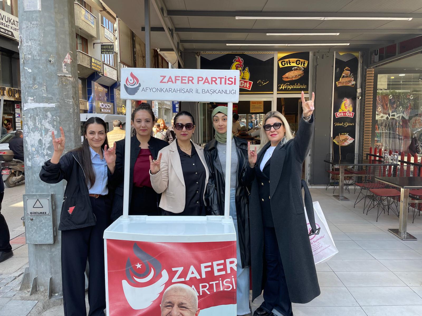 Zafer Partisi Afyonkarahisar İl Başkanlığı, il merkezinde stant açarak, broşür