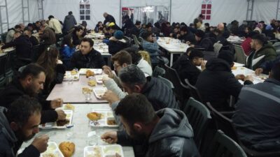Emirdağ’da Belediye Cumhuriyet Meydanı’na iftar çadırı kurdu. Belediyeden yapılan açıklamada,