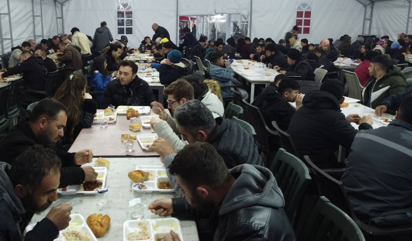 Emirdağ’da Belediye Cumhuriyet Meydanı’na iftar çadırı kurdu. Belediyeden yapılan açıklamada,
