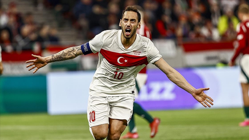 A Milli Futbol Takımı'nın tecrübeli kaptanı Hakan Çalhanoğlu, ay-yıldızlı formayla