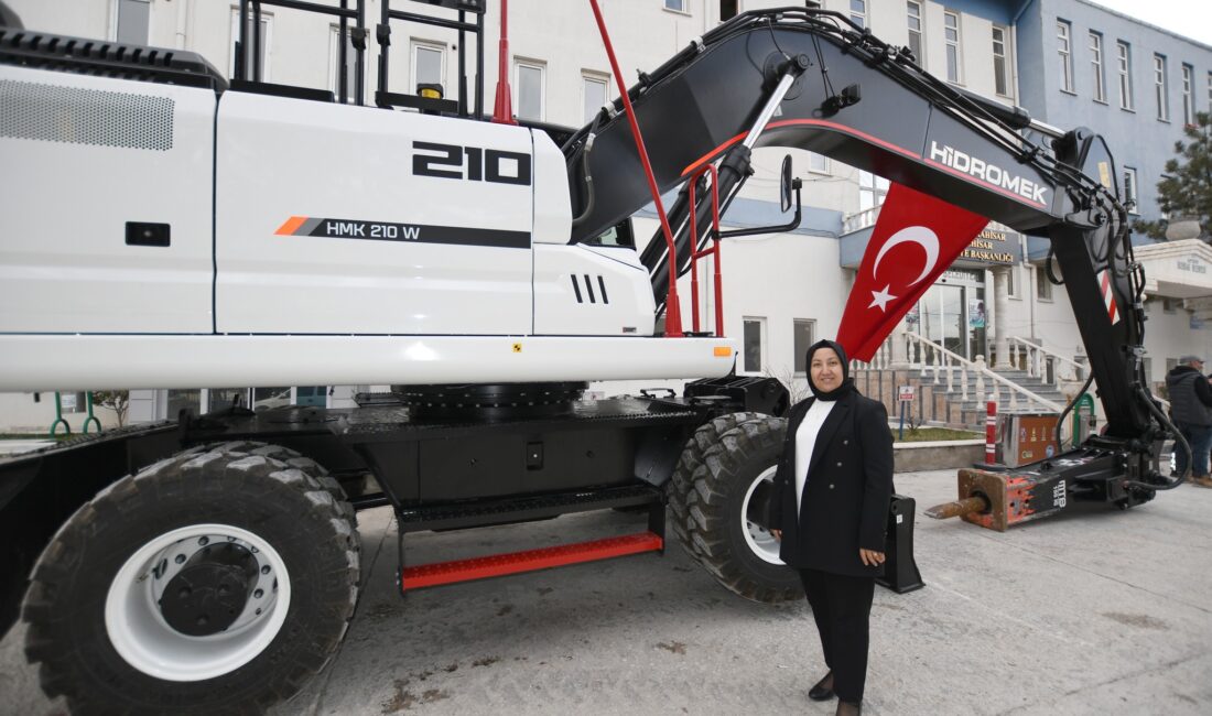 İscehisar Belediyesi araç filosuna kattığı iş makinesiyle hizmet kapasitesini artırıyor.