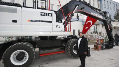 İscehisar Belediyesi araç filosuna kattığı iş makinesiyle hizmet kapasitesini artırıyor.