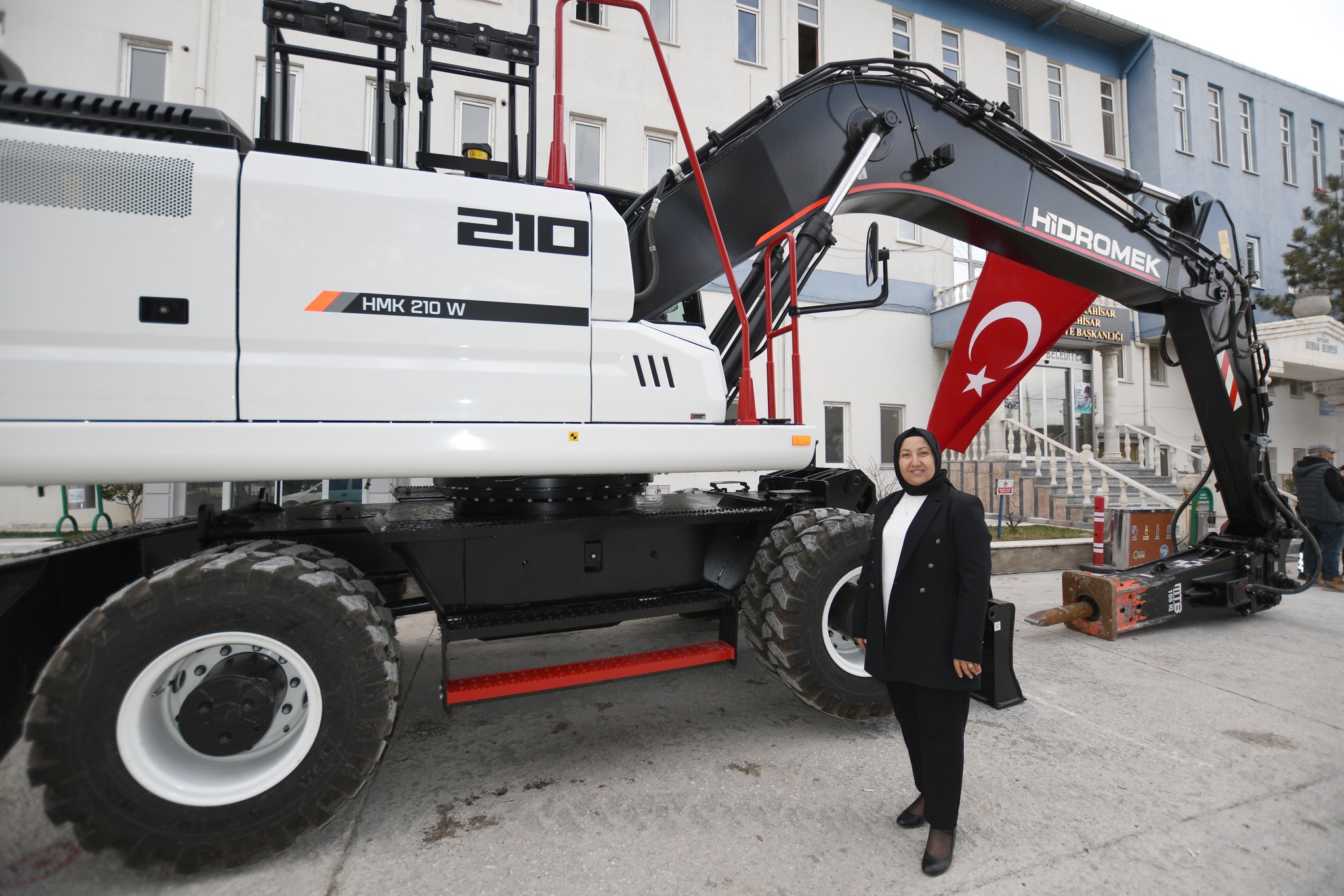 İscehisar Belediyesi araç filosuna kattığı iş makinesiyle hizmet kapasitesini artırıyor.