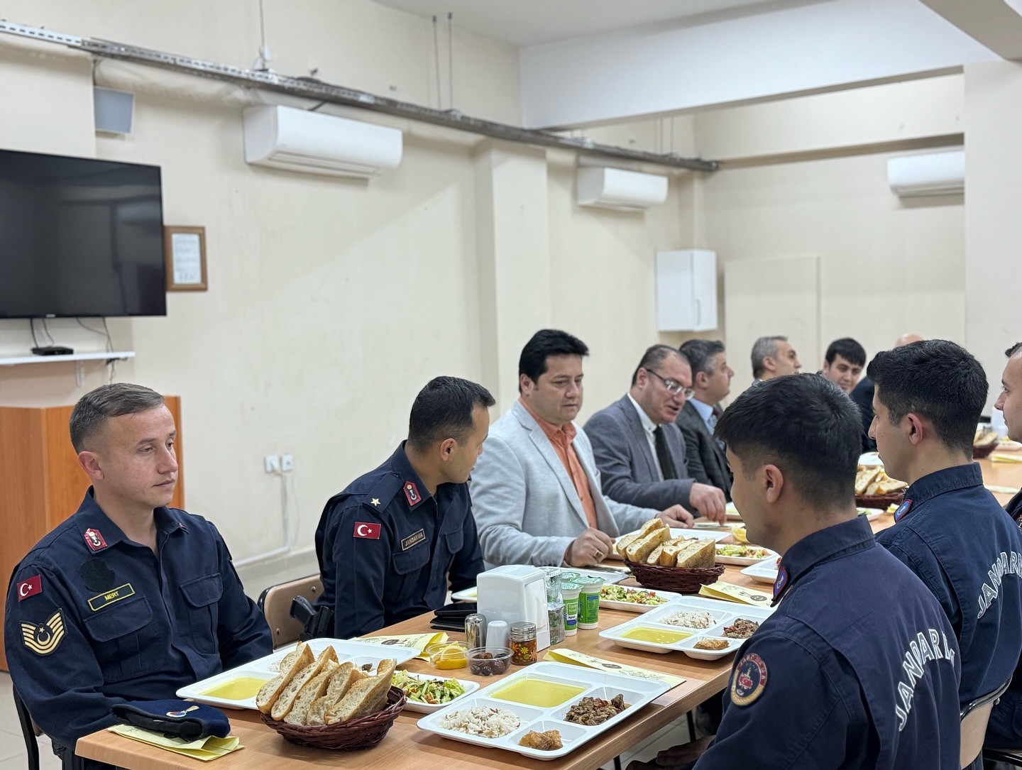 Bolvadin Belediye Başkanı Derviş Aynacı, Bolvadin Cezaevi Jandarma Bölük Komutanlığı’nın