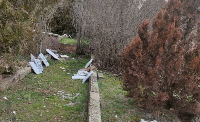 Afyonkarahisar Kocatepe Asrı Mezarlığı’nda birçok mezarın mermer taşları kırıldı.  