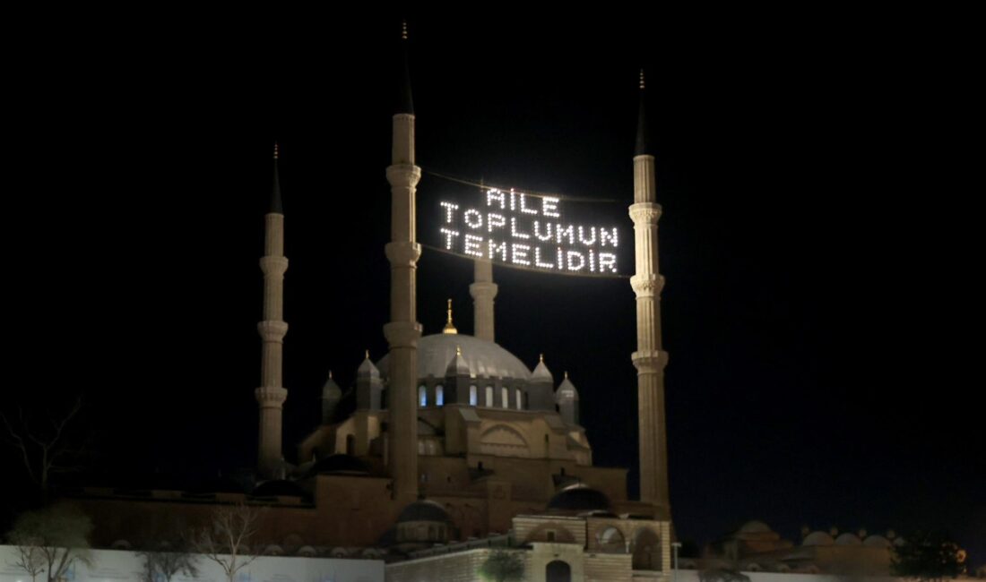 Camileri süsleyen mahyalarda “aile” vurgusu "Aile Yılı" dolayısıyla ramazanın ikinci yarısında camileri süsleyen mahyalarda ailenin