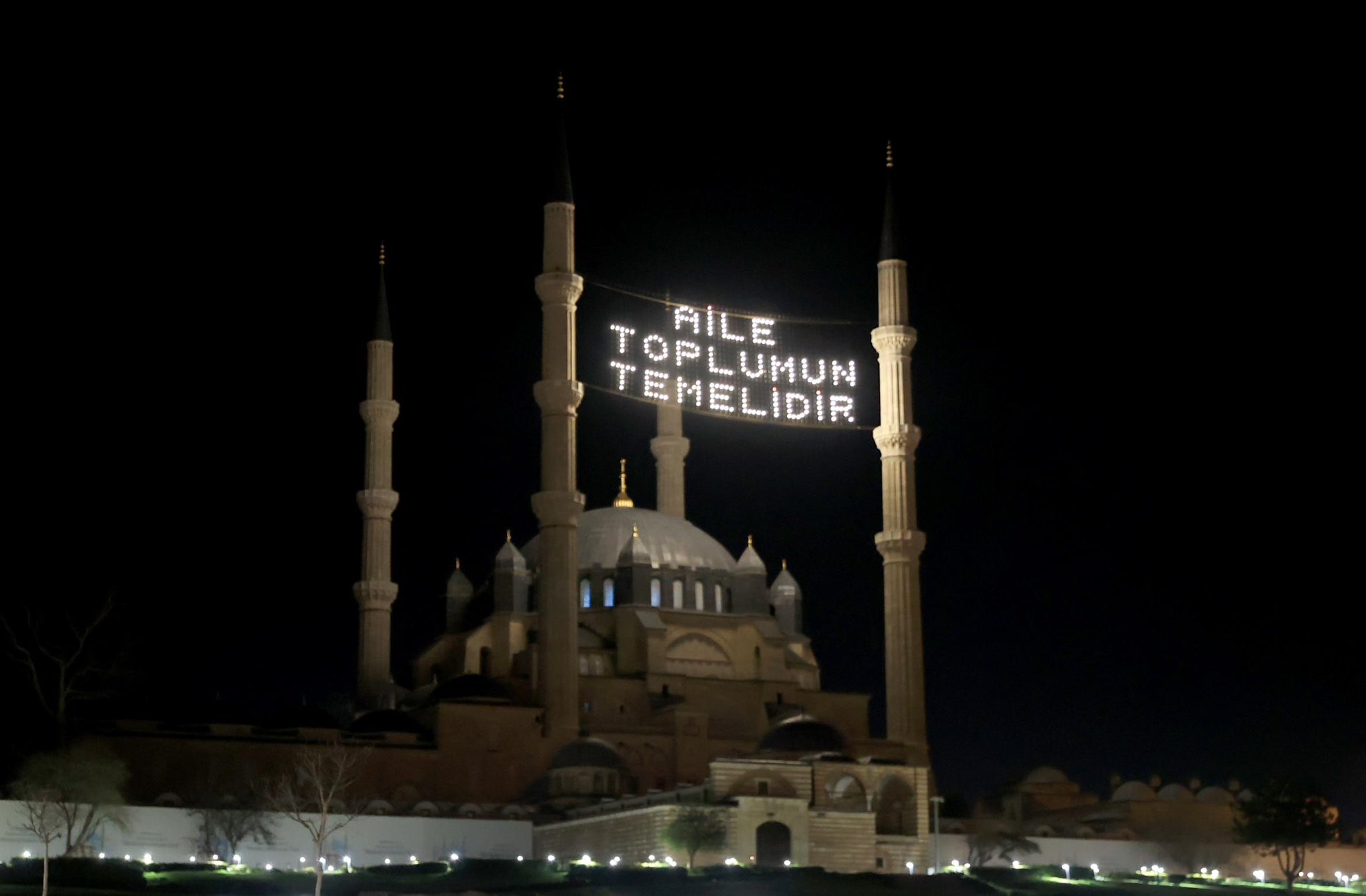 "Aile Yılı" dolayısıyla ramazanın ikinci yarısında camileri süsleyen mahyalarda ailenin