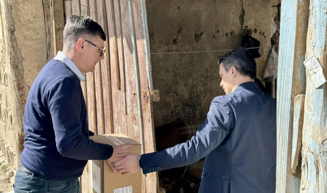 “Yardım kolilerimizi ihtiyaç sahipleriyle buluşturuyoruz” Afyonkarahisar’ın Dazkırı ilçesinde belediye yardım kolilerini ihtiyaç sahiplerine iletti.