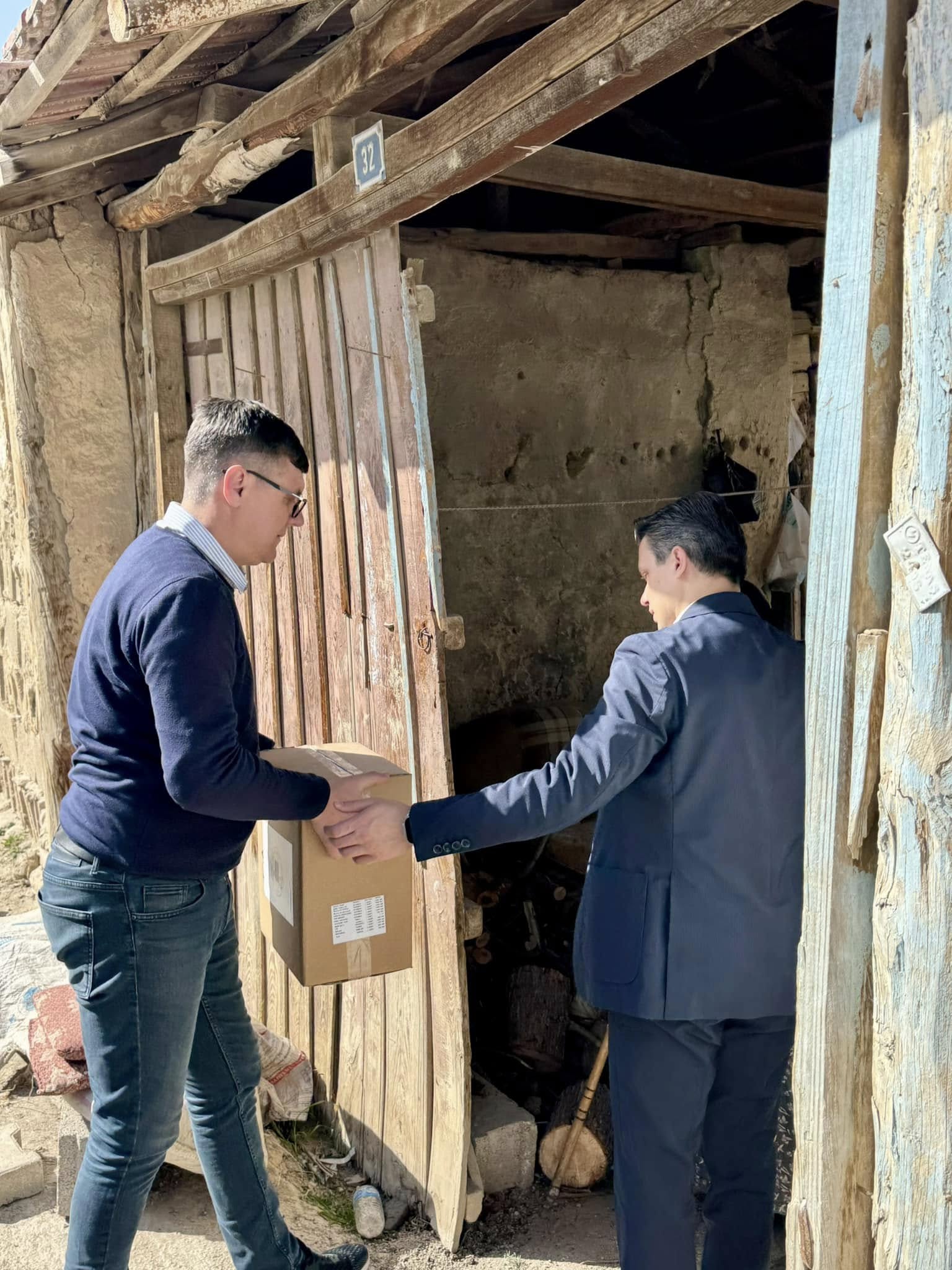 Afyonkarahisar’ın Dazkırı ilçesinde belediye yardım kolilerini ihtiyaç sahiplerine iletti.