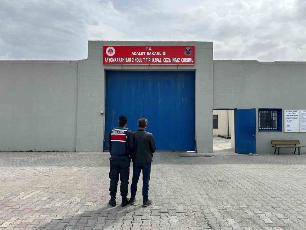 Afyonkarahisar’da 5 yıl hapis cezasıyla aranan bir şahıs jandarma takibi