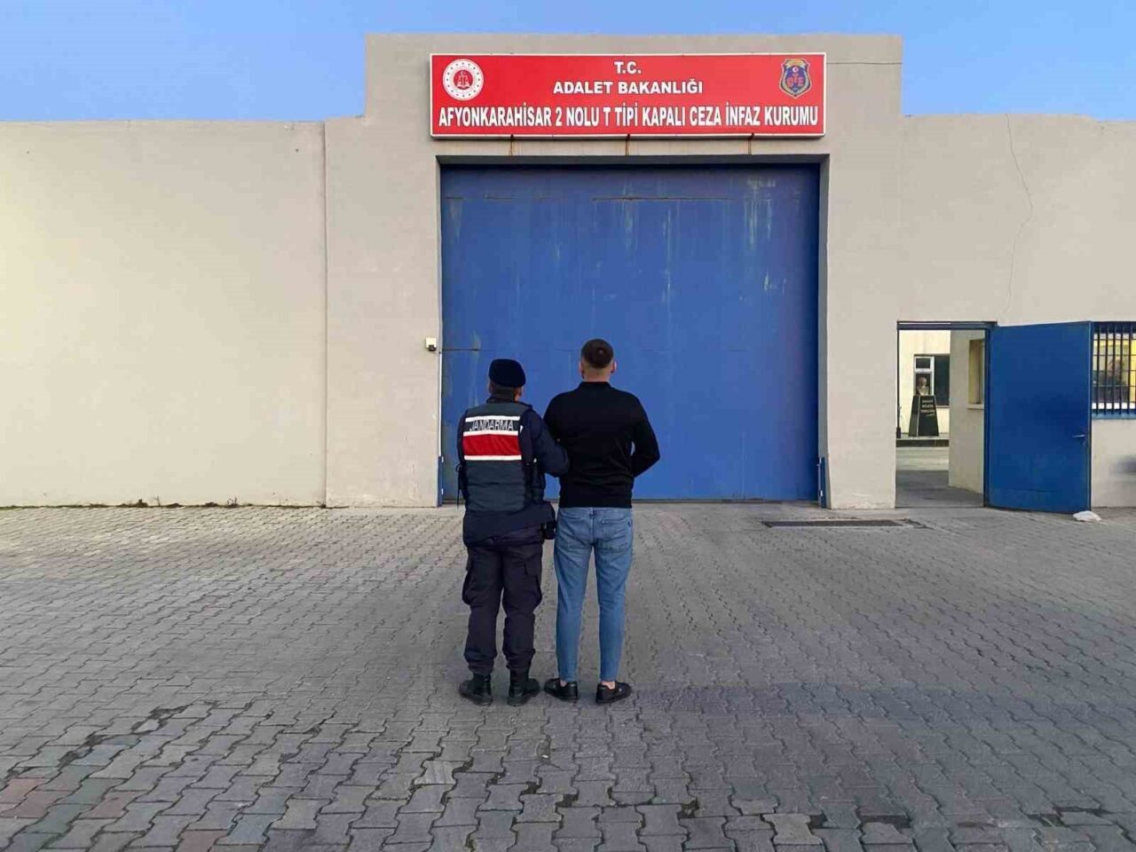 Afyonkarahisar’da 5 yıl hapis cezasıyla aranan şahıs jandarmanın takibi sonrası