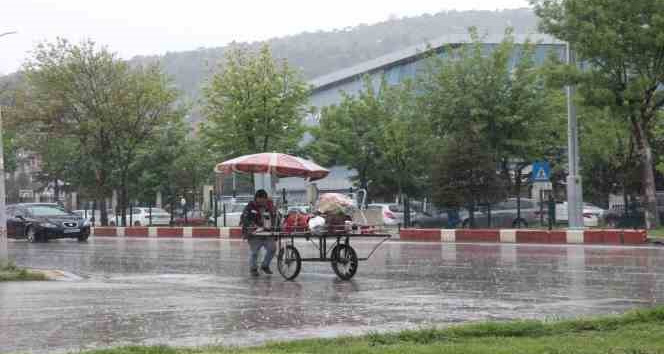 Öğle saatlerinde şehir merkezinde yağmur yağışı etkili olmaya başladı.