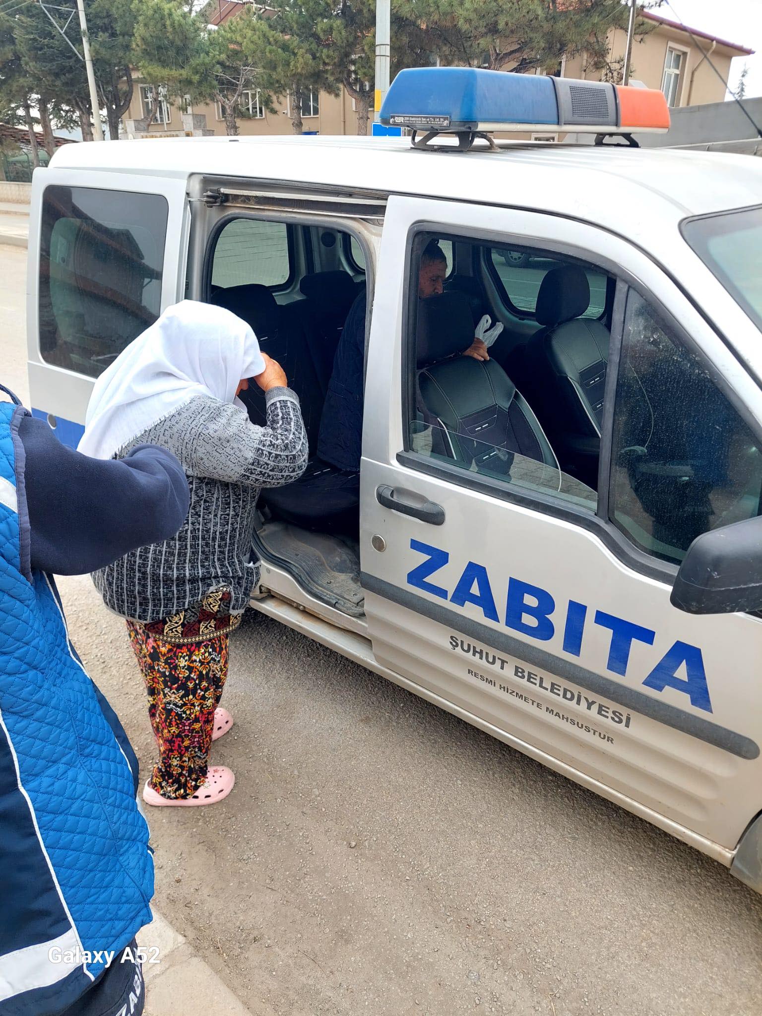 Afyonkarahisar’ın Şuhut ilçesinde belediye ekipleri, dilencilik yapanlara soluk aldırmıyor.