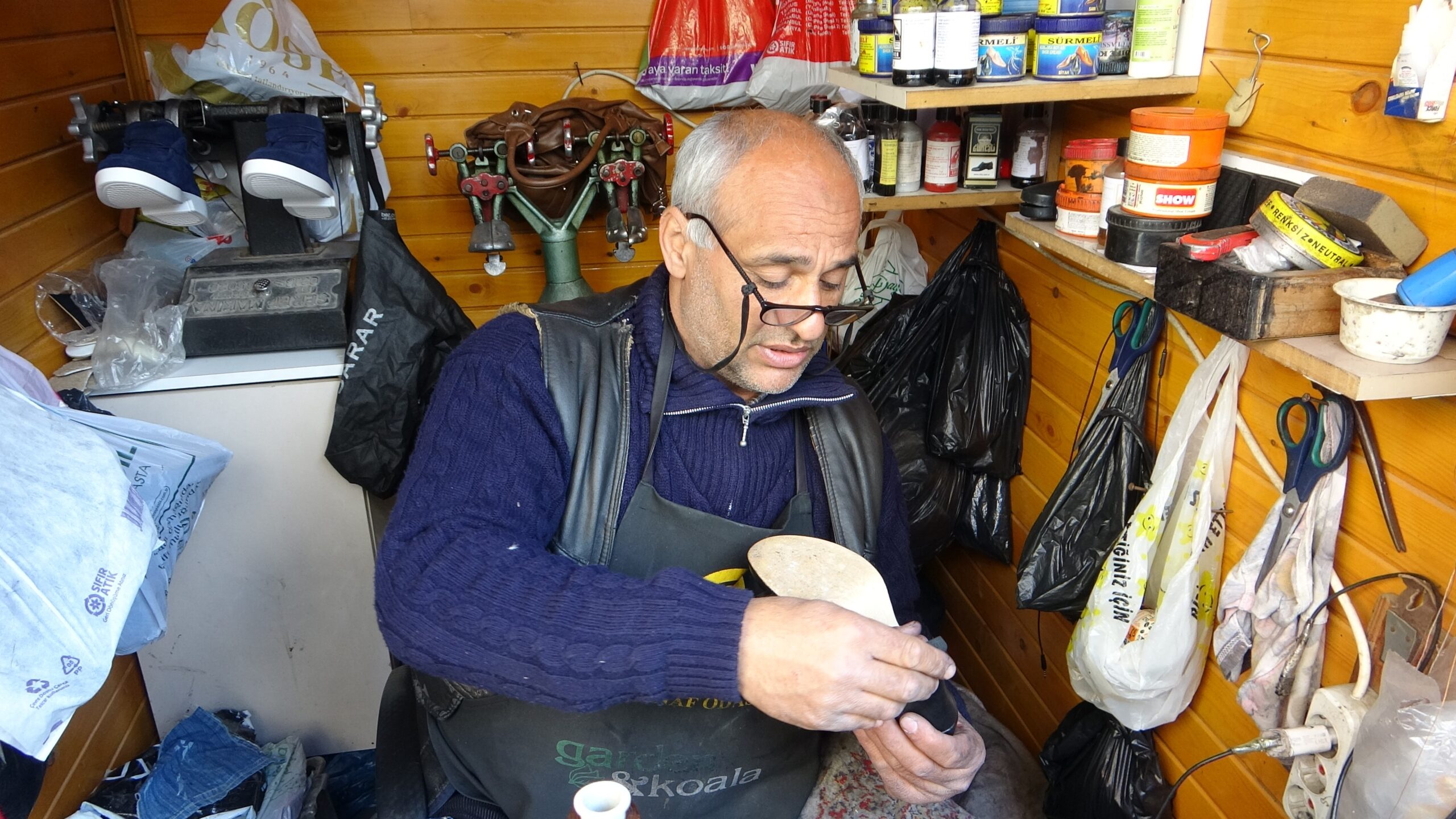 Çocukluğundan beri köşkerlik yapan Ramazan Mayal, her şeyin tek kullanımlık