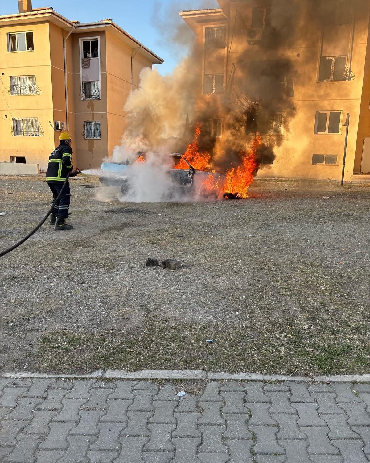 Hatay'da seyir halindeyken alevlere teslim olan Tofaş yanarak kullanılmaz hale