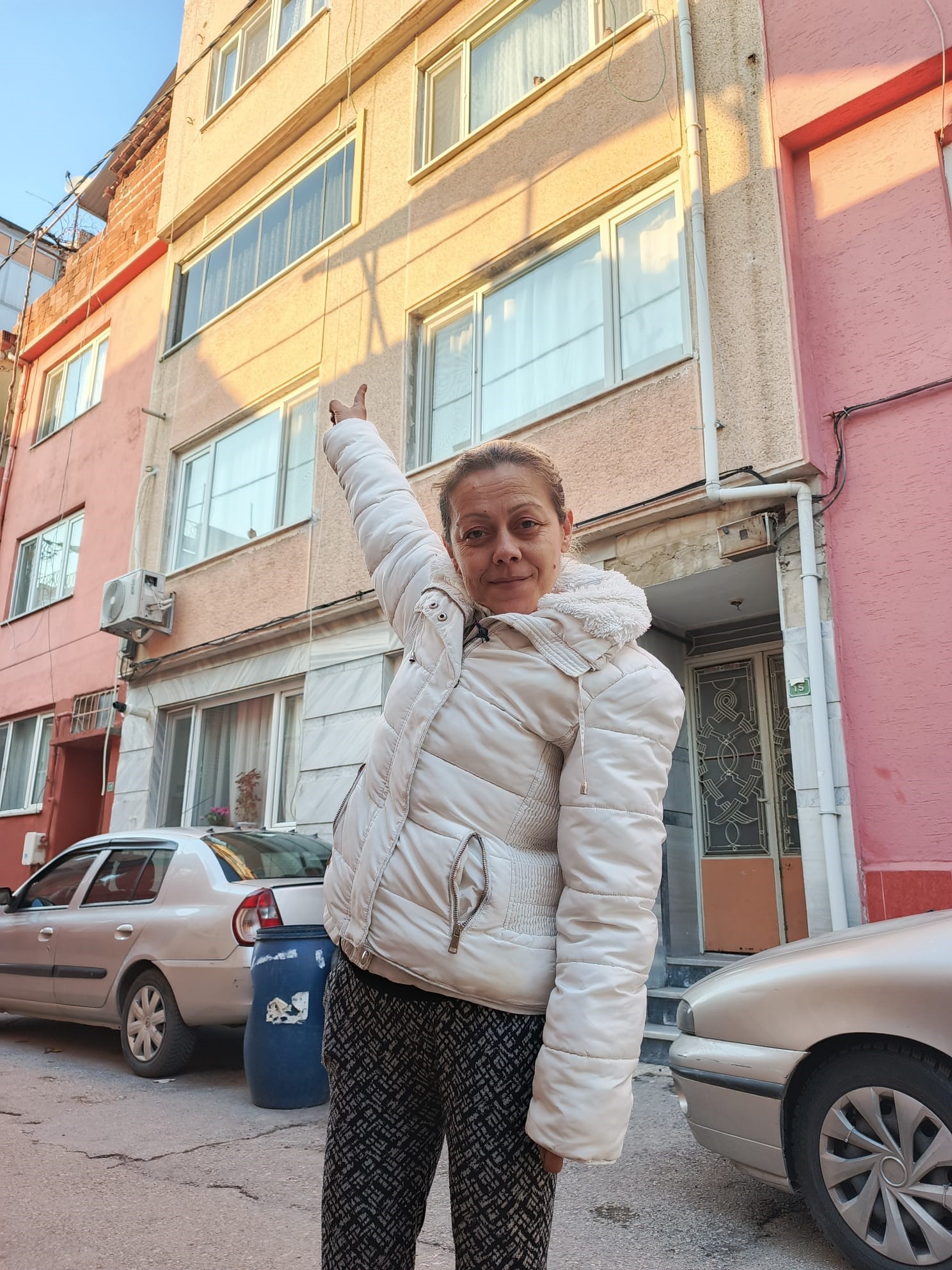  Bursa'nın Osmangazi ilçesinde, kıskançlık krizine giren erkek arkadaşının tabancasından vücuduna
