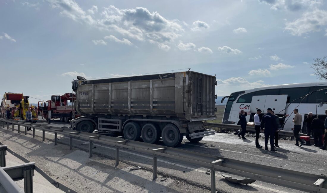  Bilecik’in Bozüyük ilçesinde tırın yolcu otobüsüne arkadan çarpması sonucunda ilk