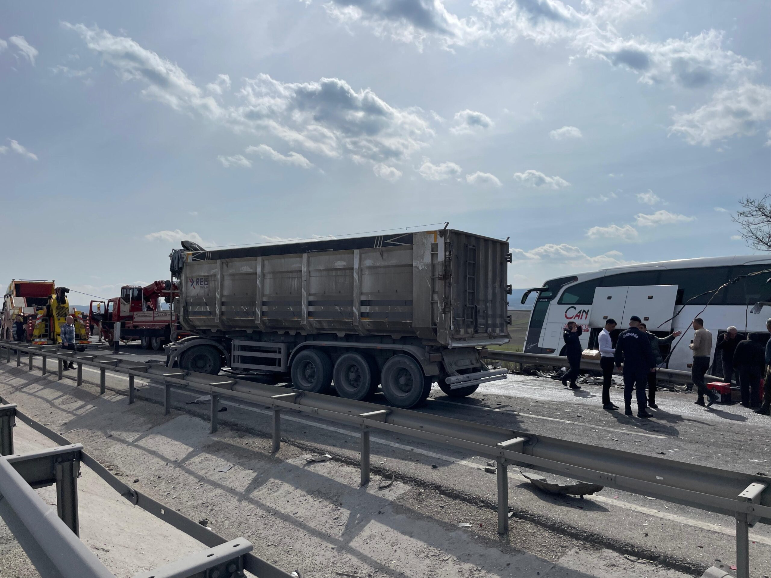  Bilecik’in Bozüyük ilçesinde tırın yolcu otobüsüne arkadan çarpması sonucunda ilk