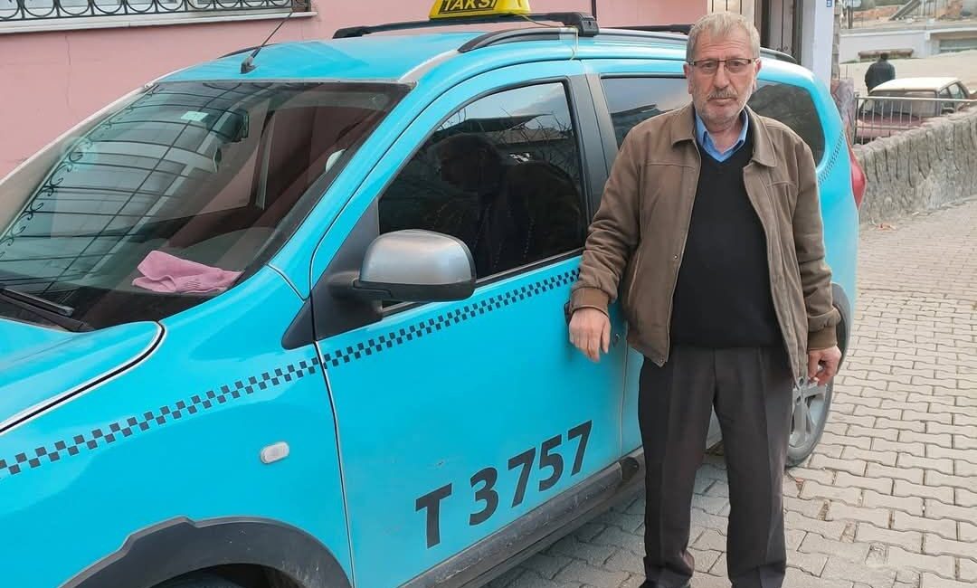Hatay'da sulama kanalına devrilen taksinin sürücüsü hayatını kaybetti.
